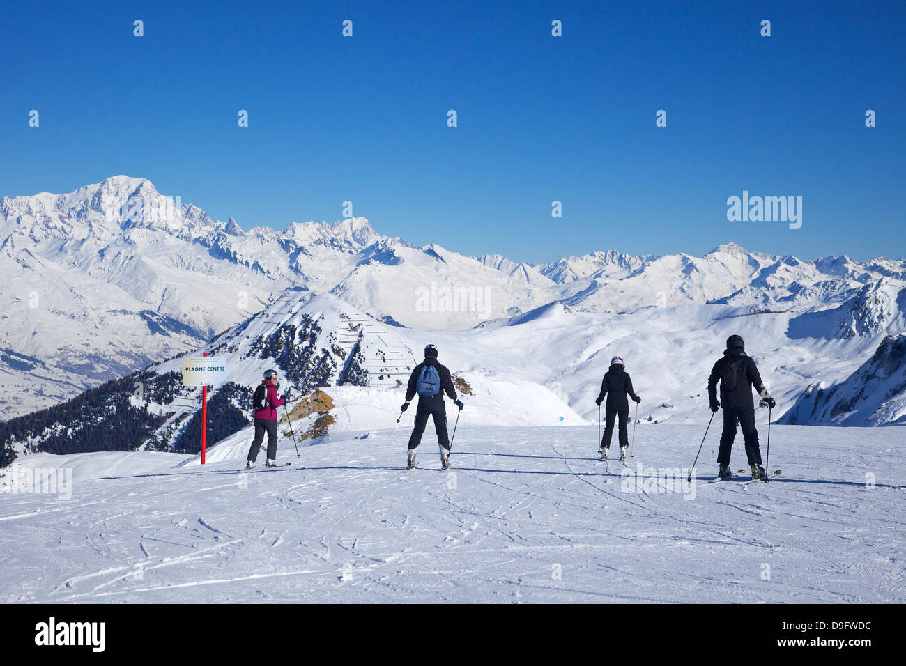 Gli sciatori sulle piste di Plagne centre, La Plagne, sulle Alpi francesi, Francia Foto Stock