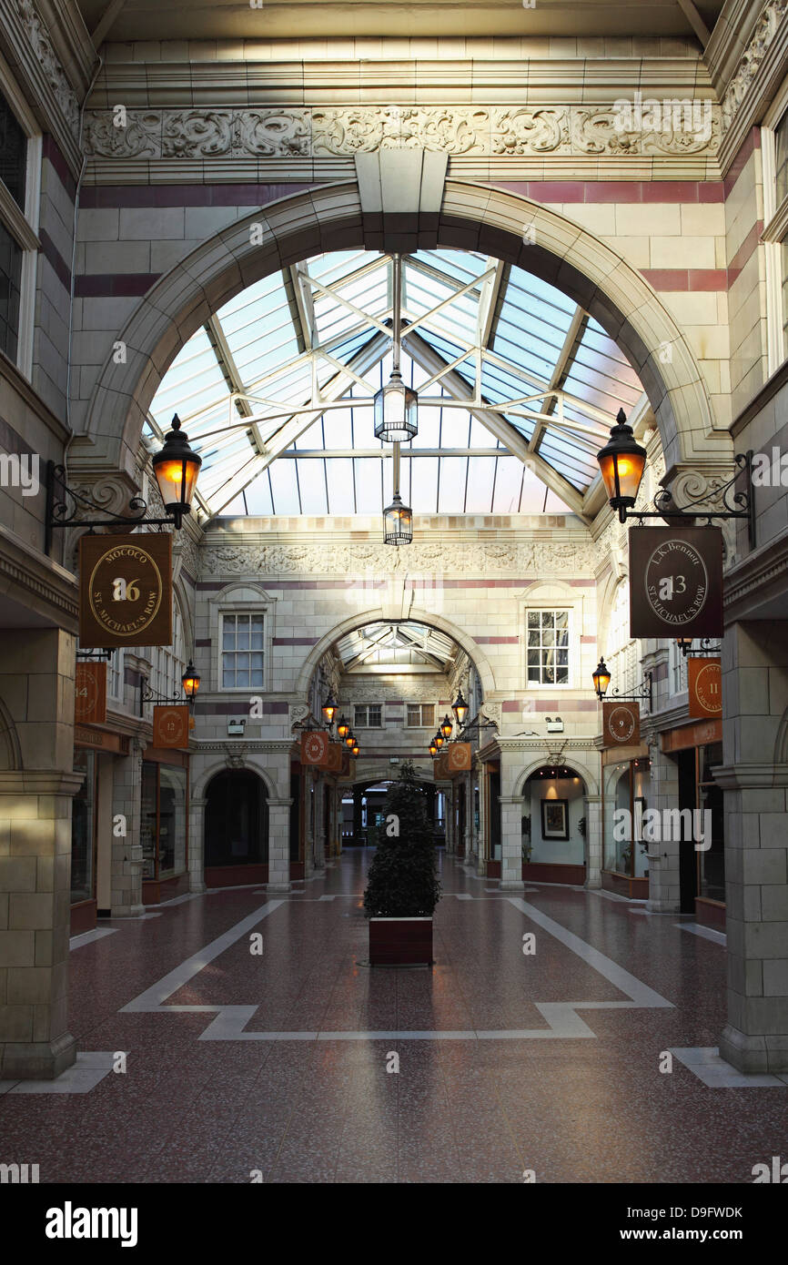 San Michele Row, una galleria di negozi risalente al 1910, un edificio classificato Grade II a Chester, Cheshire, Inghilterra, Regno Unito Foto Stock