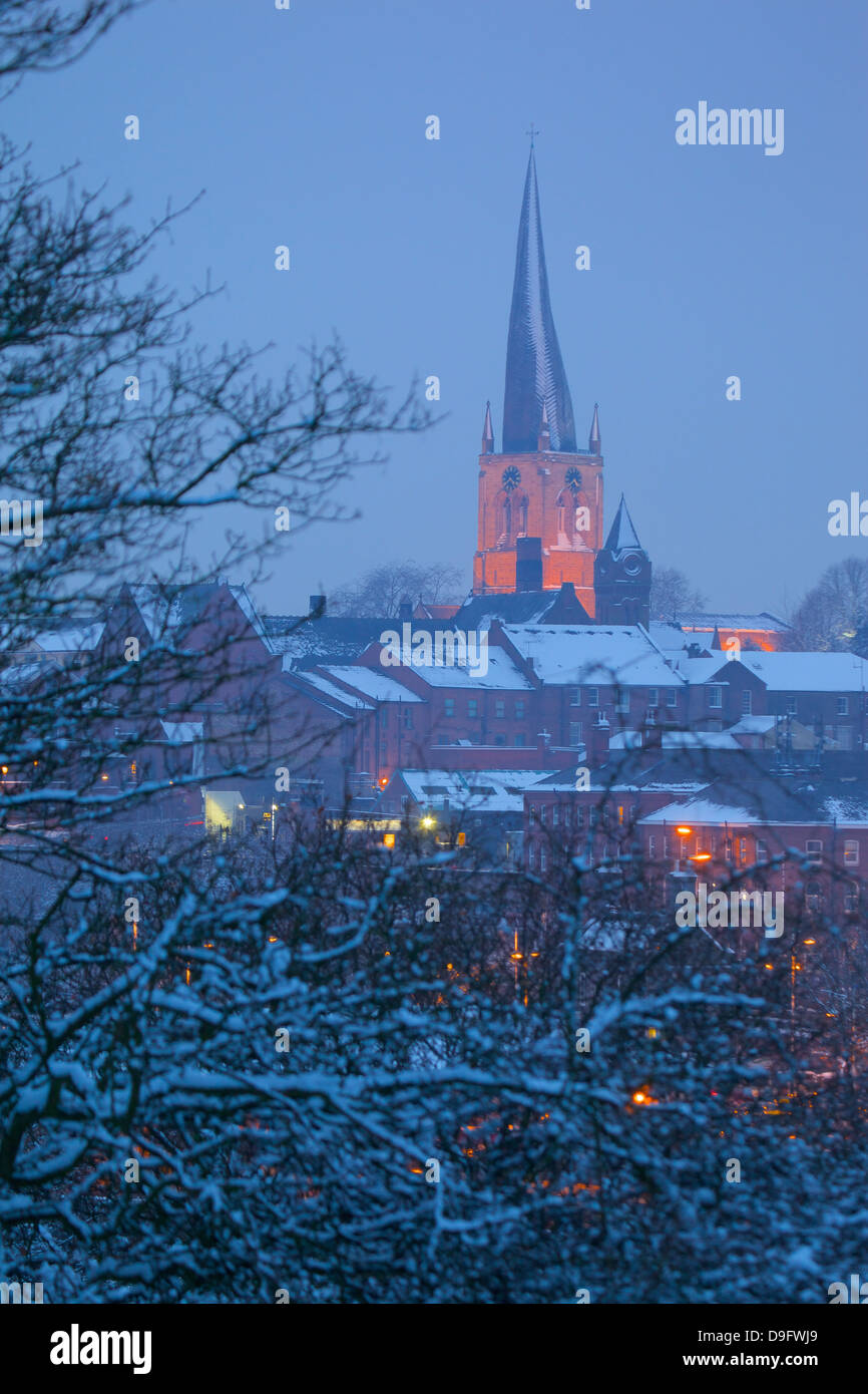 Vista della città e guglia storta Chiesa, Chesterfield, Derbyshire, Regno Unito Foto Stock