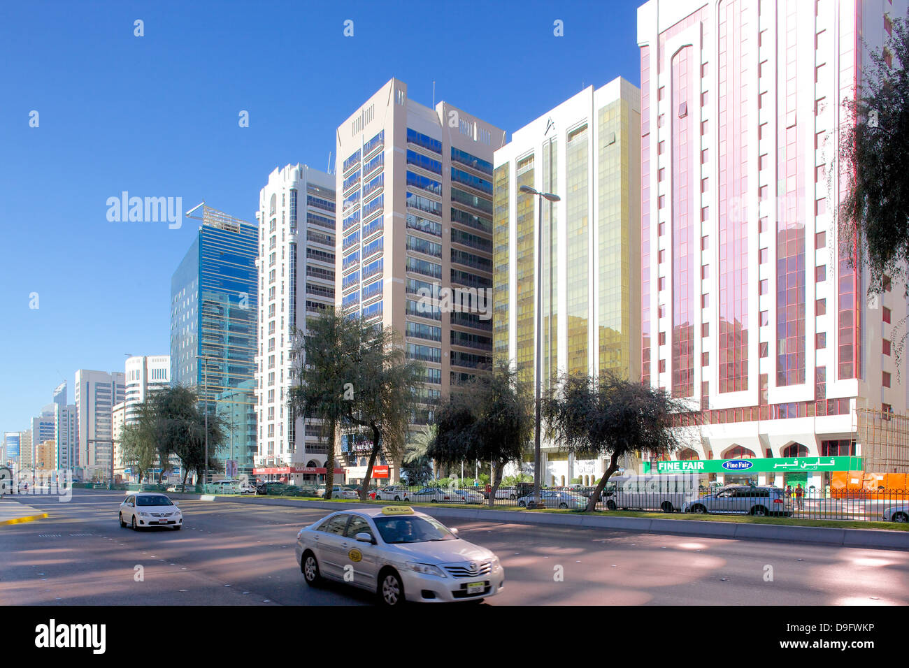 Skyline della città e Rashid bin Saeed Al Maktoum Street, Abu Dhabi, Emirati Arabi Uniti, Medio Oriente Foto Stock