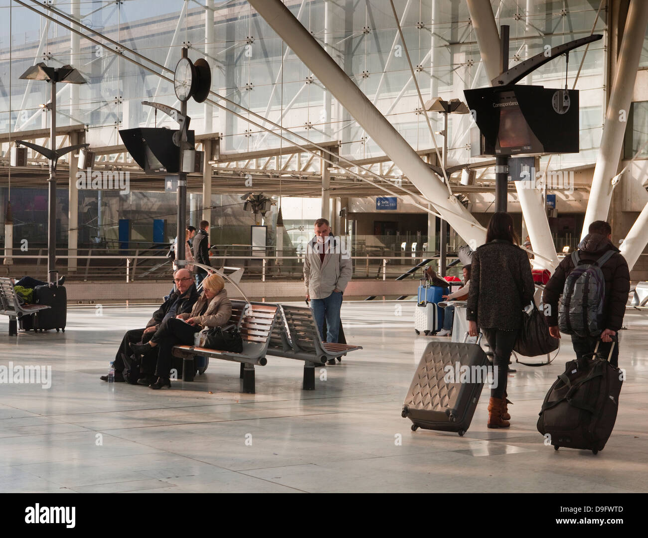 Passeggeri all'interno della stazione TGV a Charles de Gaulle, Parigi, Francia Foto Stock