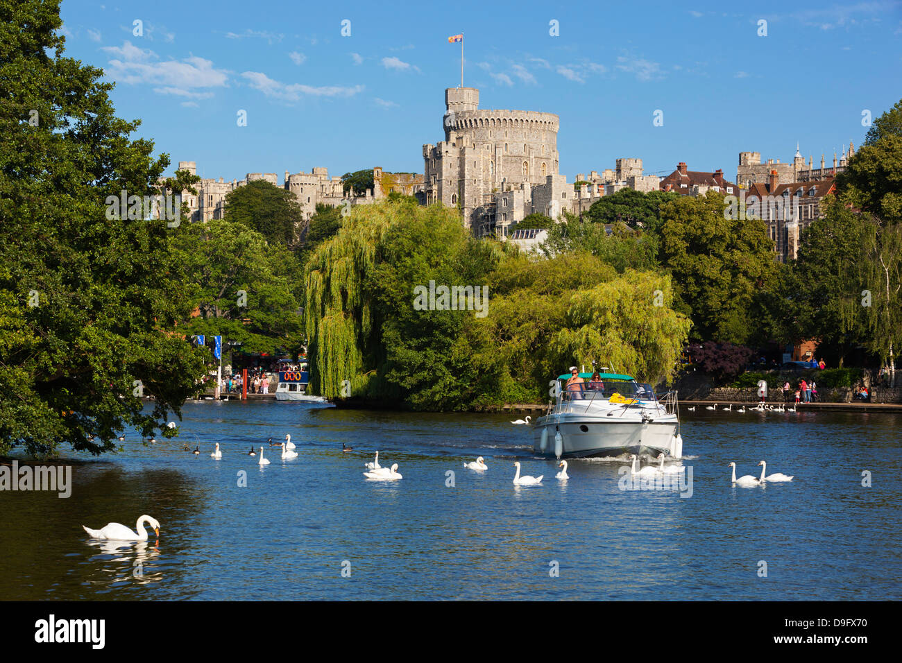 Il Castello di Windsor e il fiume Tamigi, Windsor, Berkshire, Inghilterra, Regno Unito Foto Stock