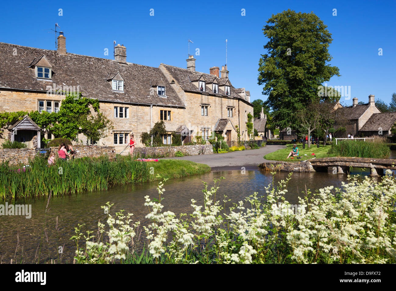 Cotswold cottage sul fiume occhio, Lower Slaughter, Gloucestershire, Cotswolds, England, Regno Unito Foto Stock