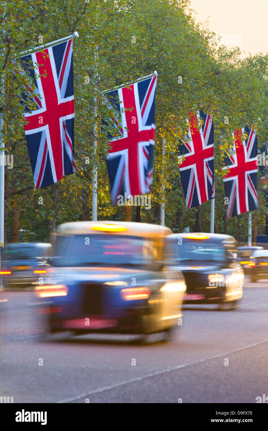 Black Cabs lungo il Mall con Union Jack Flag, London, England, Regno Unito Foto Stock