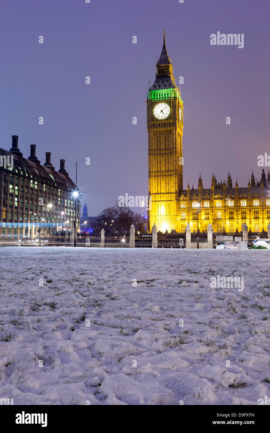 La Casa del Parlamento e dal Big Ben nella neve, la piazza del Parlamento, Westminster, London, England, Regno Unito Foto Stock