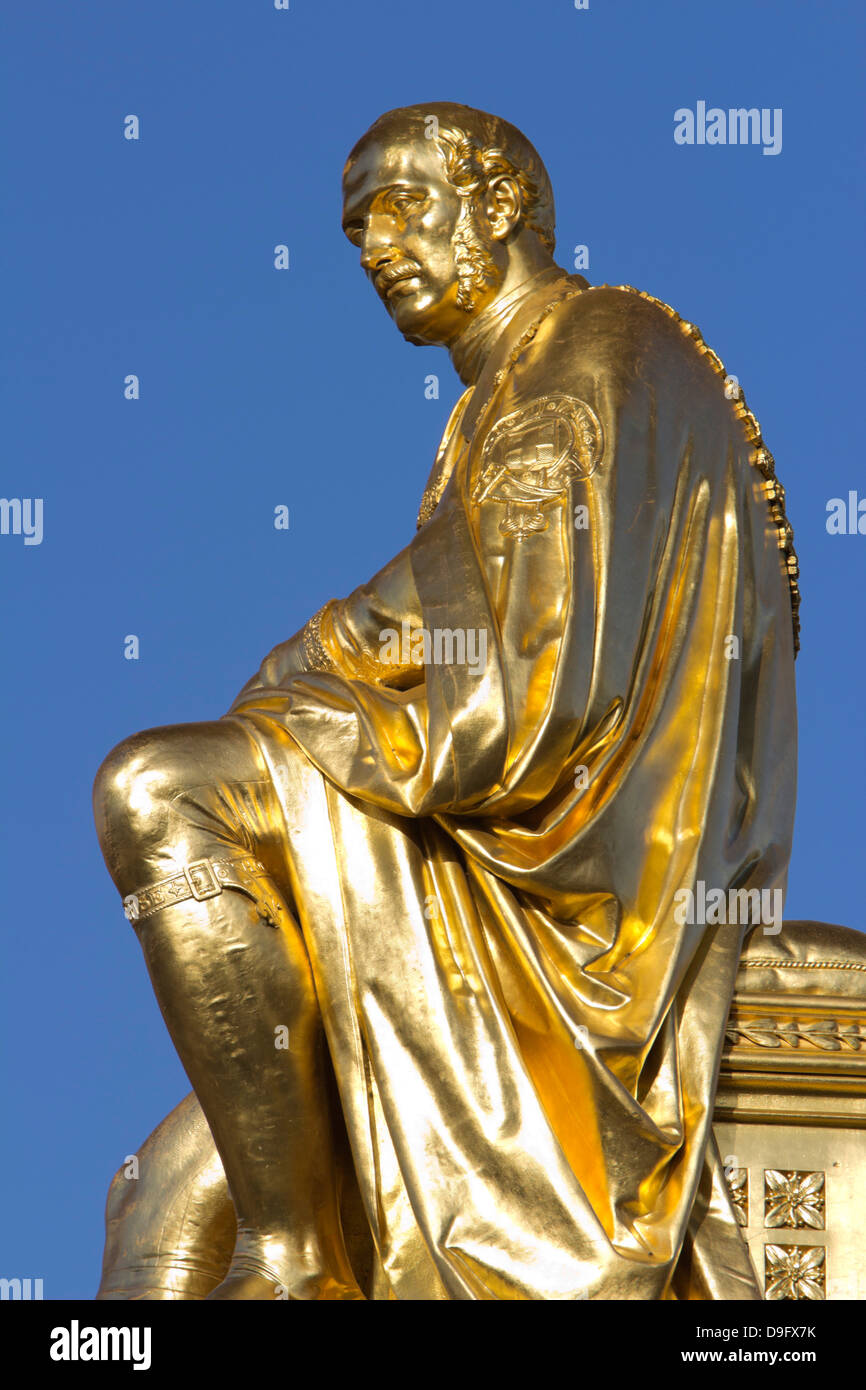Statua dorata di Prince Albert, l'Albert Memorial, i giardini di Kensington, London, England, Regno Unito Foto Stock