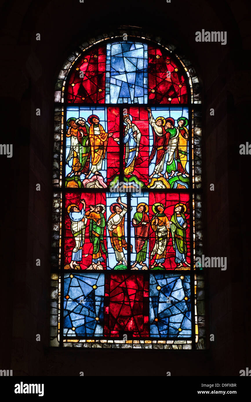 Un dodicesimo secolo vetrata nella navata centrale di San-Julien du Mans cattedrale, Le Mans, Sarthe, Pays de la Loire, Francia Foto Stock