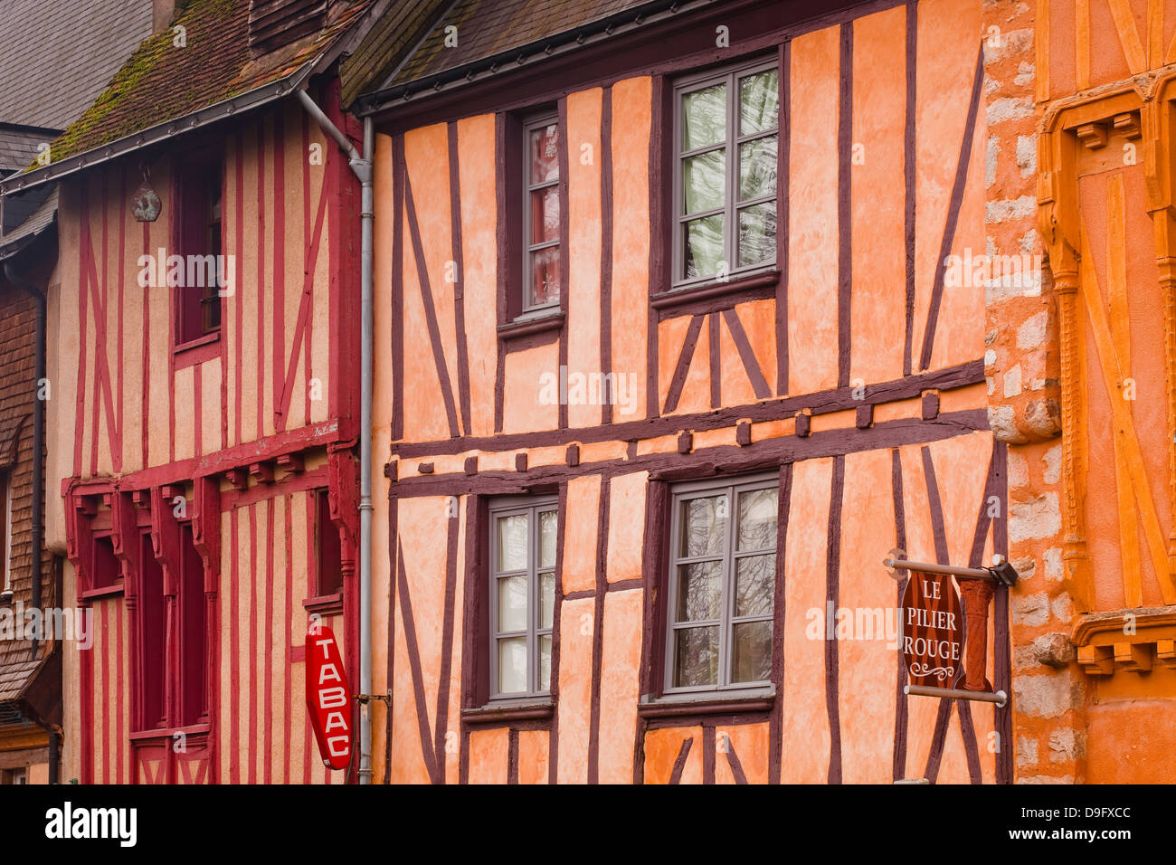 Metà case con travi di legno nella città vecchia di Le Mans, Sarthe, Pays de la Loire, Francia Foto Stock