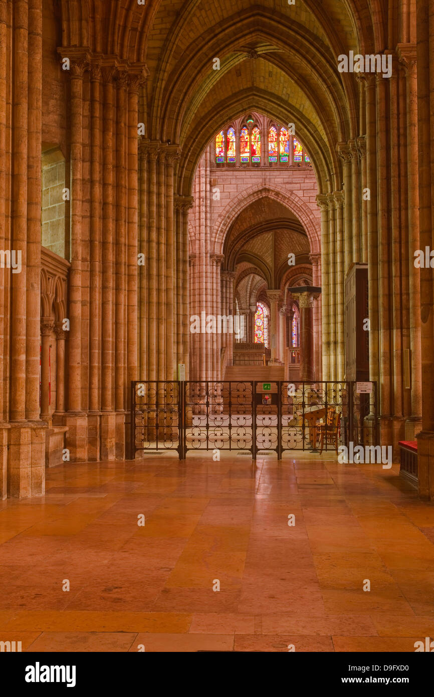 Un corridoio nella basilica di Saint Denis a Parigi, Francia Foto Stock