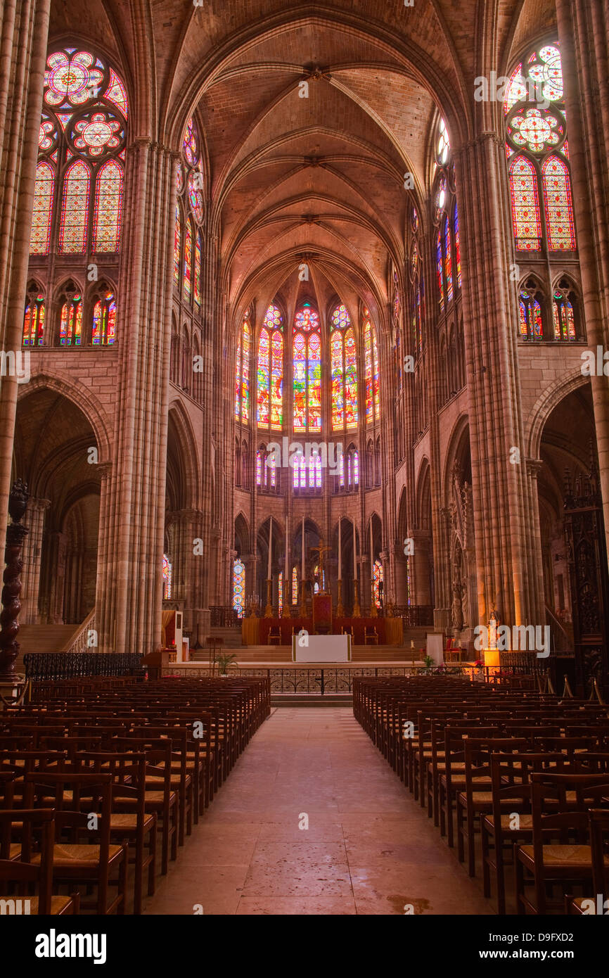 L interno della basilica di Saint Denis a Parigi, Francia Foto Stock