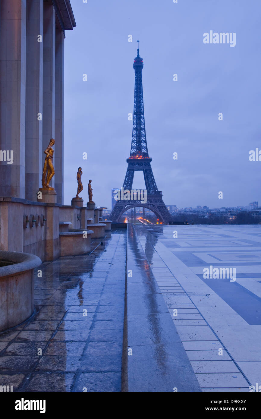 La Torre Eiffel sotto la pioggia nuvole, Parigi, Francia Foto Stock