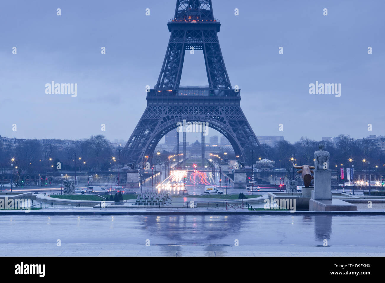 La Torre Eiffel sotto la pioggia nuvole, Parigi, Francia Foto Stock