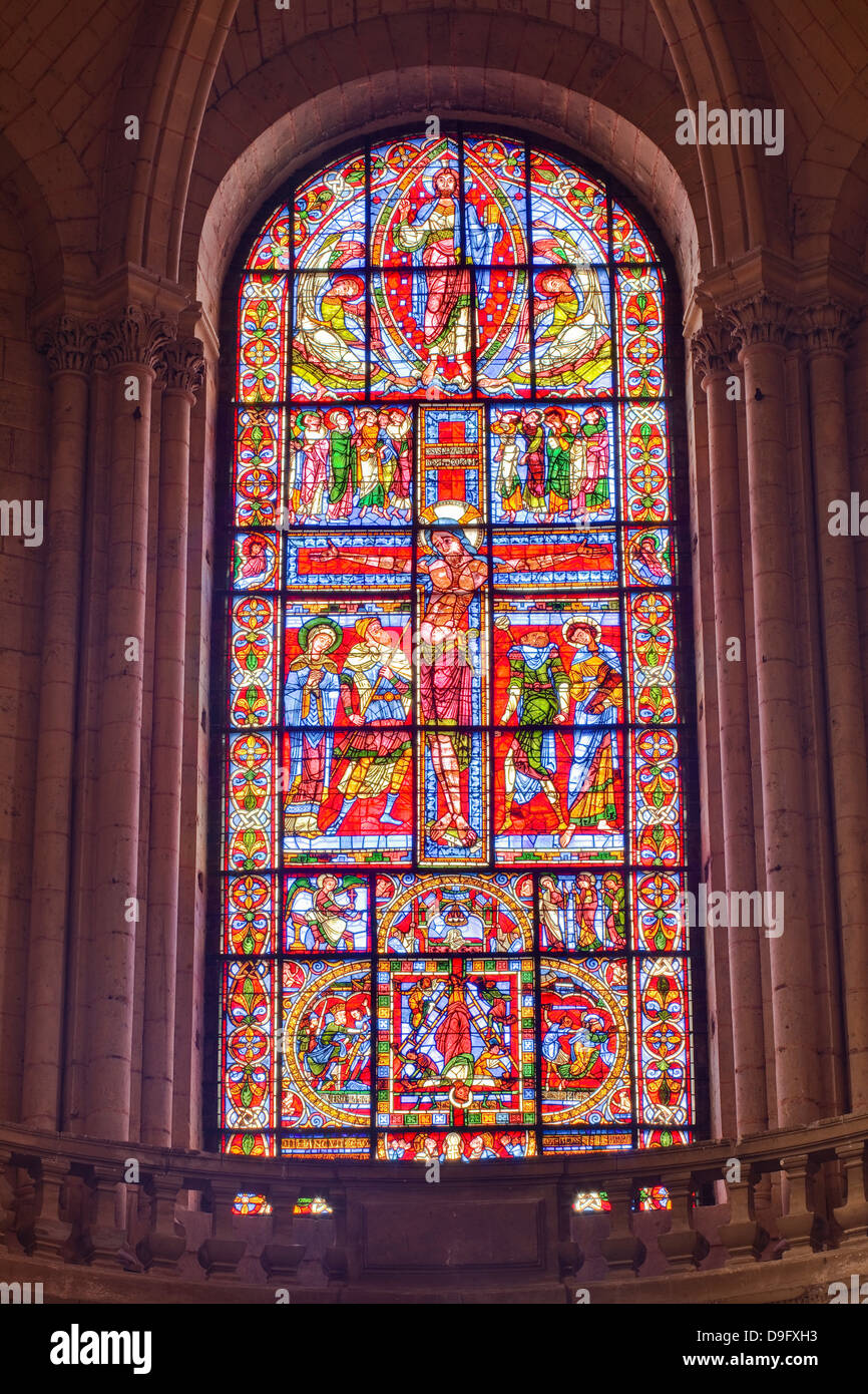 La famosa vetrata della crocifissione di Cristo nella cattedrale di Poitiers, Vienne, Poitou-Charentes, Francia Foto Stock