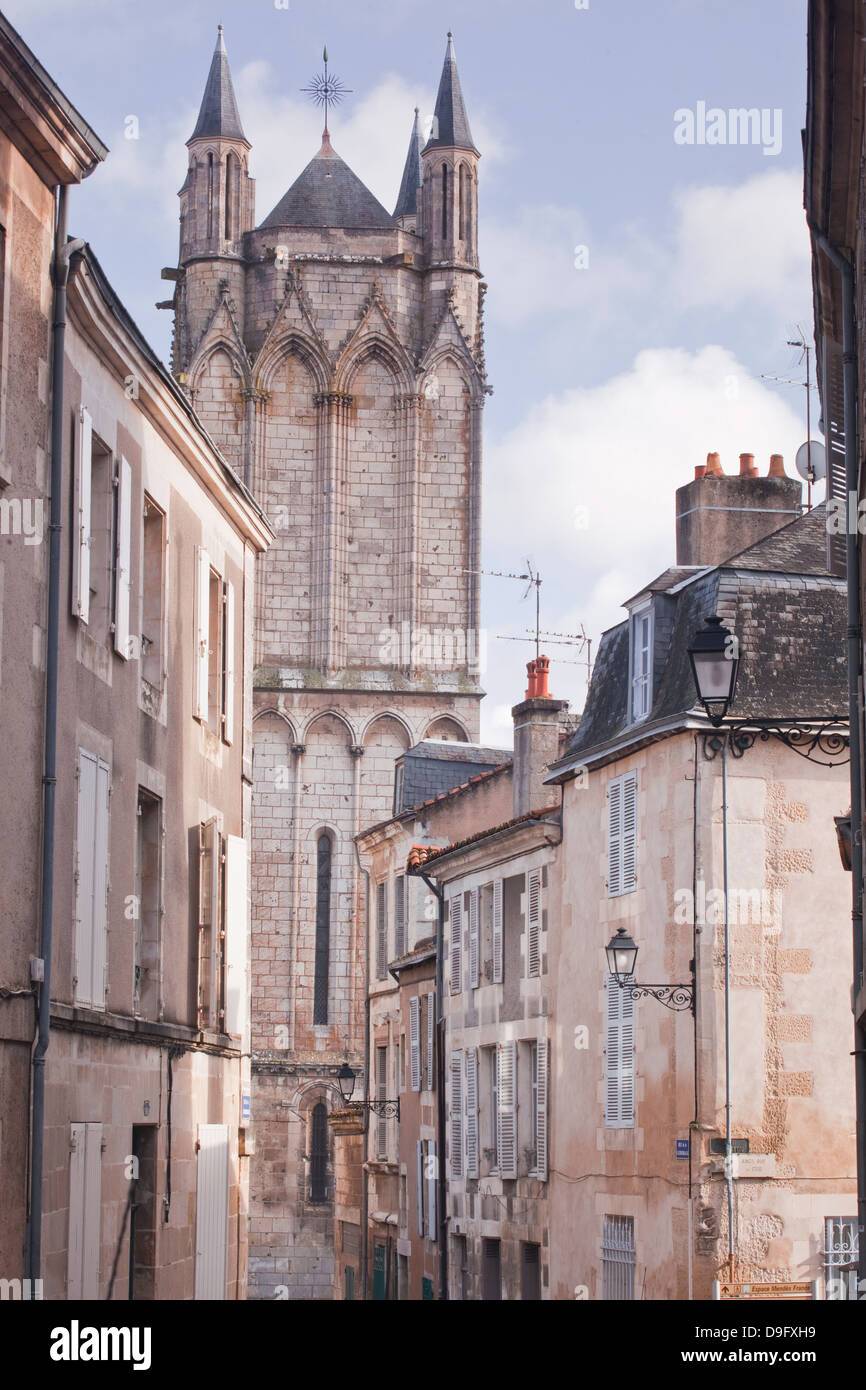Le stradine di Poitiers con la cattedrale in background, Poitiers, Vienne, Poitou-Charentes, Francia Foto Stock
