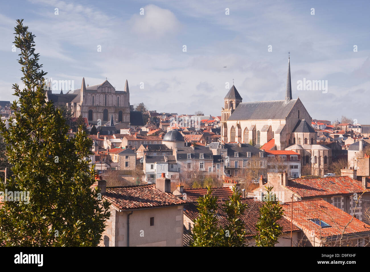 Visualizza i dettagli di city di Poitiers con la cattedrale di Saint Pierre in cima alla collina, Poitiers, Vienne, Poitou-Charentes, Francia Foto Stock