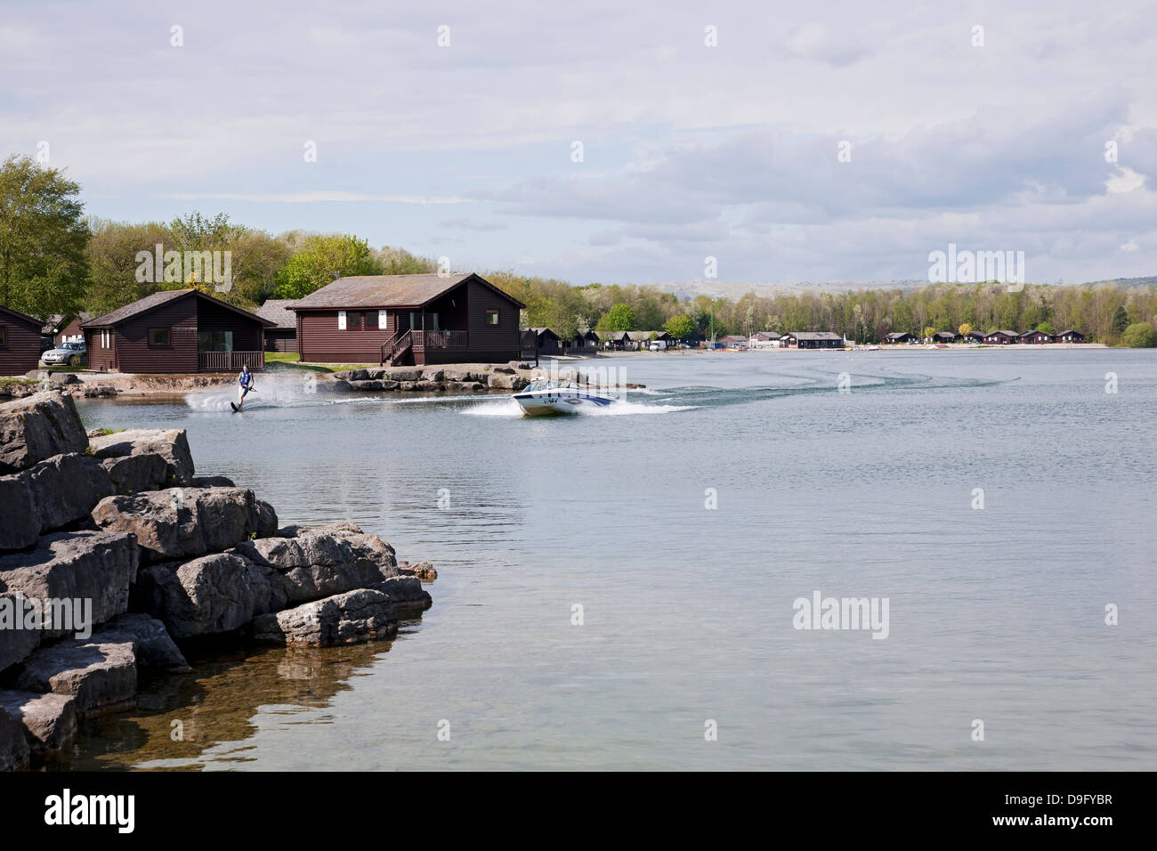 Sci nautico presso Pine Lake Resort in primavera Carnforth Lancashire Inghilterra Regno Unito GB Gran Bretagna Foto Stock