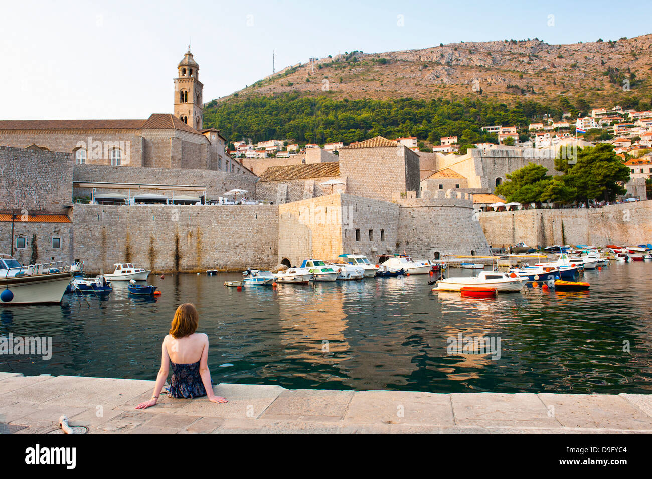 Tourist ammirando monastero domenicano, Dubrovnik Città Vecchia, sito Patrimonio Mondiale dell'UNESCO, Dubrovnik, Dalmazia, Croazia Foto Stock