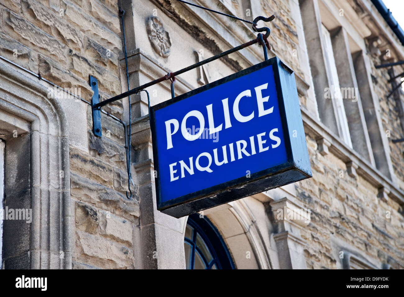 Primo piano delle richieste di informazioni cartello fuori dalla stazione di polizia esterno Leyburn North Yorkshire Inghilterra Regno Unito GB Gran Bretagna Foto Stock