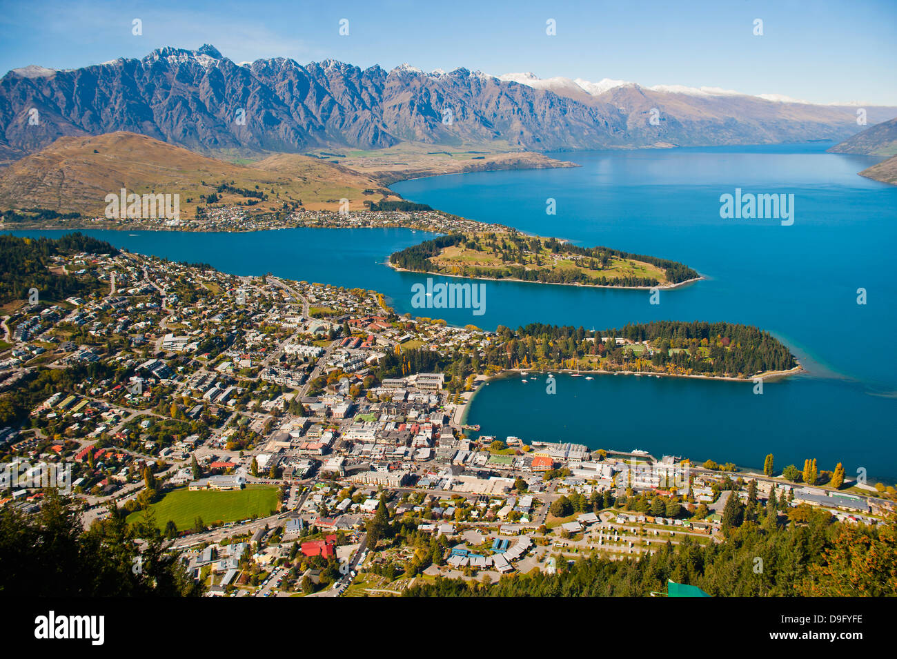 Vista aerea di Queenstown, sul lago Wakatipu e sulle montagne Remarkables, Otago, Isola del Sud, Nuova Zelanda Foto Stock