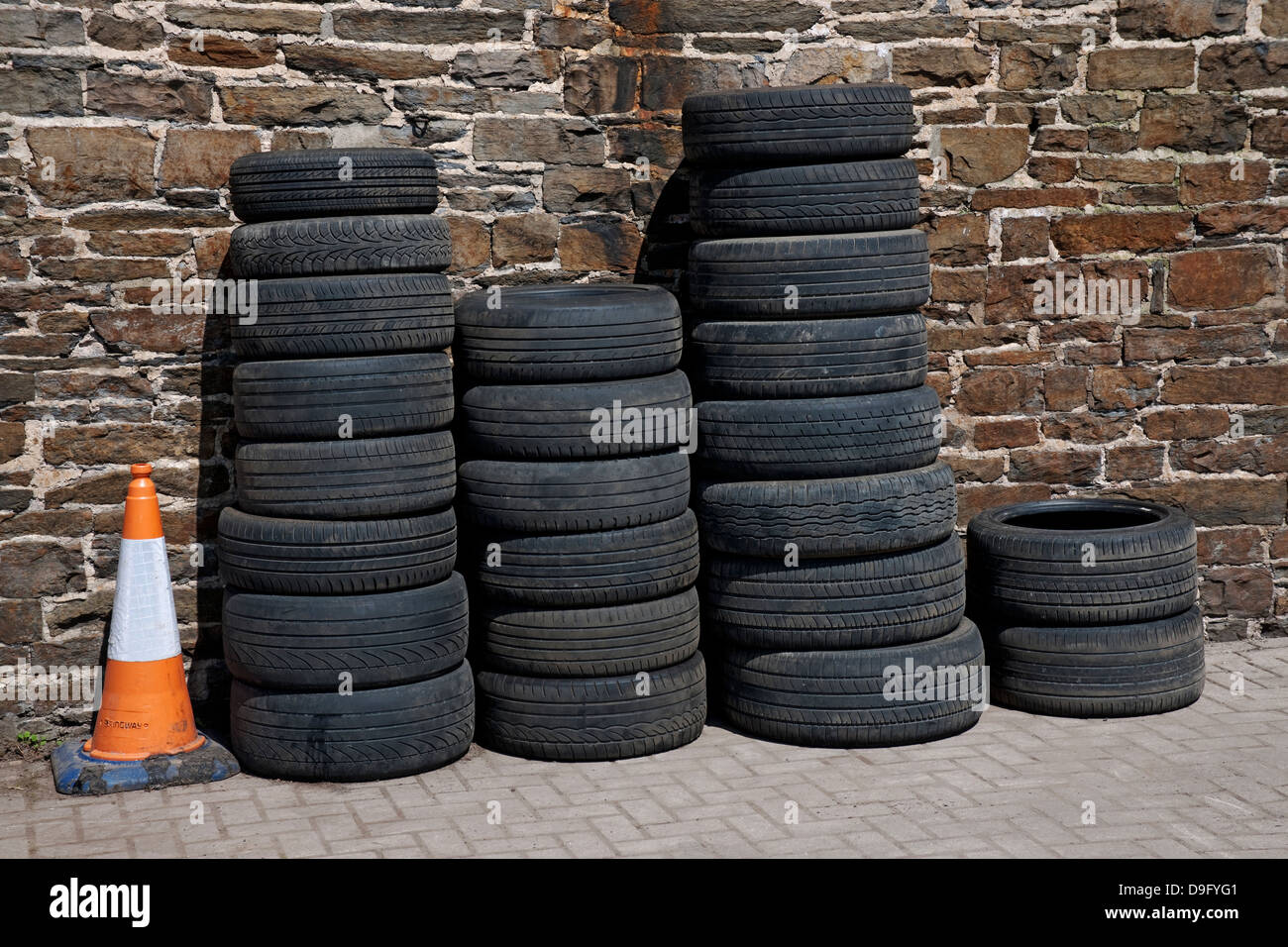 Pile di pneumatici per furgoni di veicoli a motore nuovi e usati impilati contro una parete esterna del garage Inghilterra Regno Unito Regno Unito Regno Unito Gran Bretagna Gran Bretagna Foto Stock