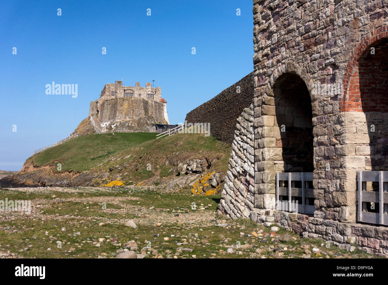 Lindisfarne Castle e la fornace da calce sull Isola Santa, Northumberland, Inghilterra Foto Stock