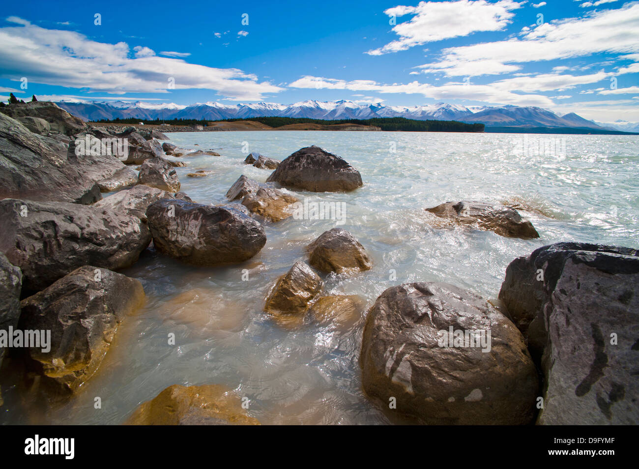 Lago Pukaki e delle montagne innevate, Aoraki Parco nazionale di Mount Cook, Sito Patrimonio Mondiale dell'UNESCO, Isola del Sud, Nuova Zelanda Foto Stock
