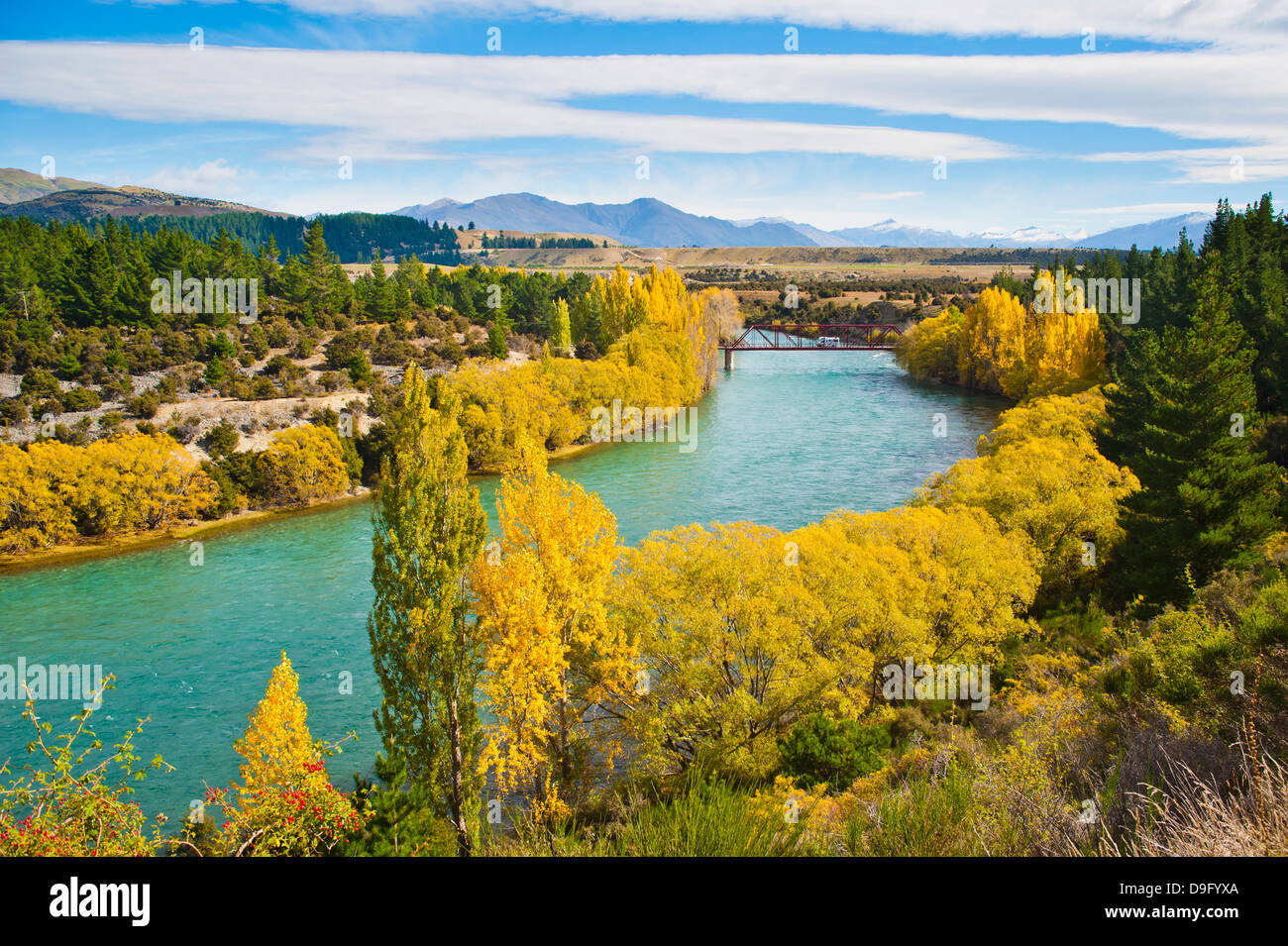 Caravan attraversando un ponte sul fiume Clutha in autunno, Wanaka, Isola del Sud, Nuova Zelanda Foto Stock