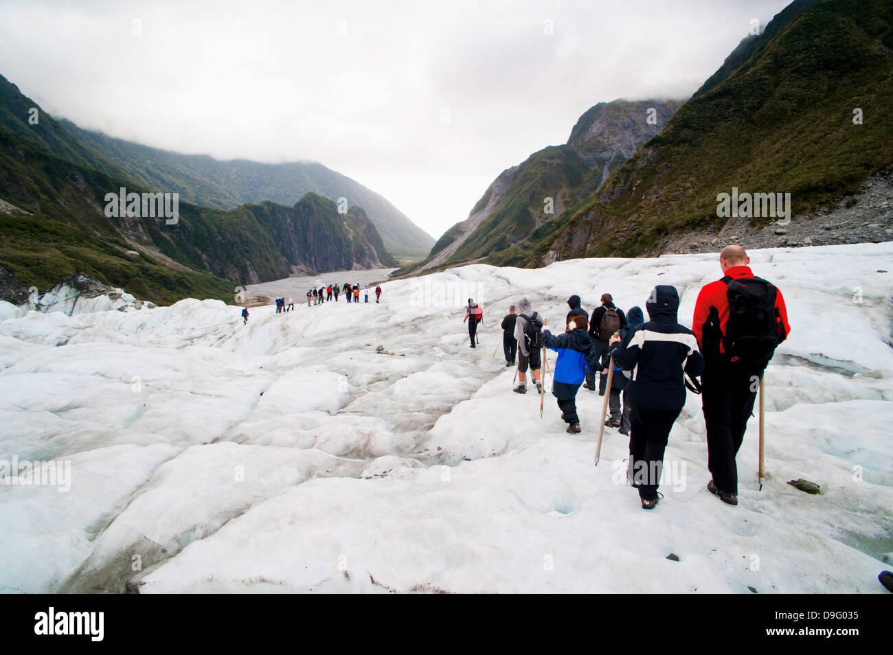 I turisti su Fox Glacier, Westland National Park, sito Patrimonio Mondiale dell'UNESCO, Isola del Sud, Nuova Zelanda Foto Stock