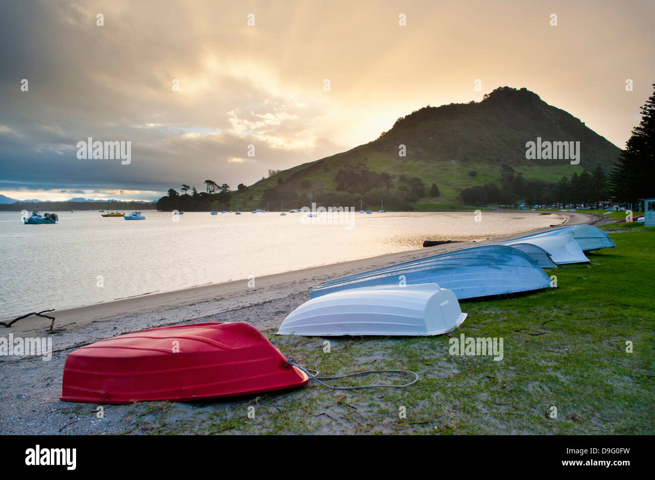 Barche a Mount Maunganui al tramonto, Tauranga, Isola del nord, Nuova Zelanda Foto Stock