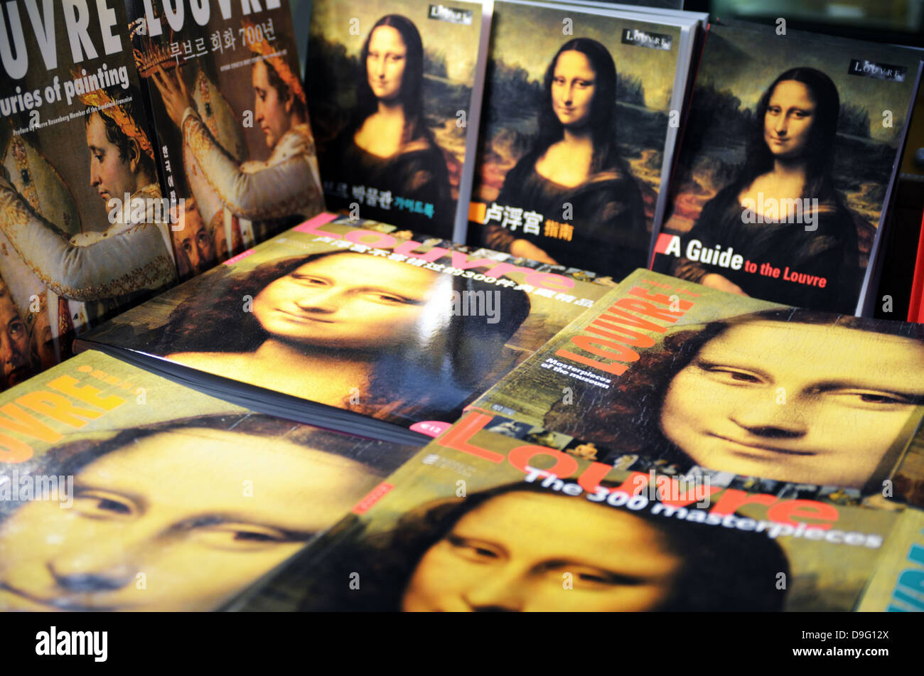 Museum shop finestra con Mona Lisa libri, il Musee du Louvre a Parigi, Francia - Jan 2012 Foto Stock
