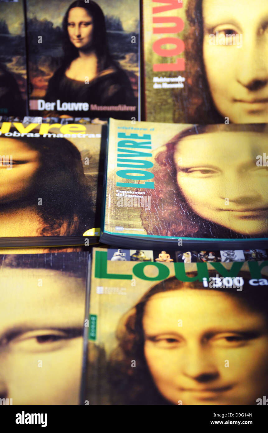 Museum shop finestra con Mona Lisa libri, il Musee du Louvre a Parigi, Francia - Jan 2012 Foto Stock