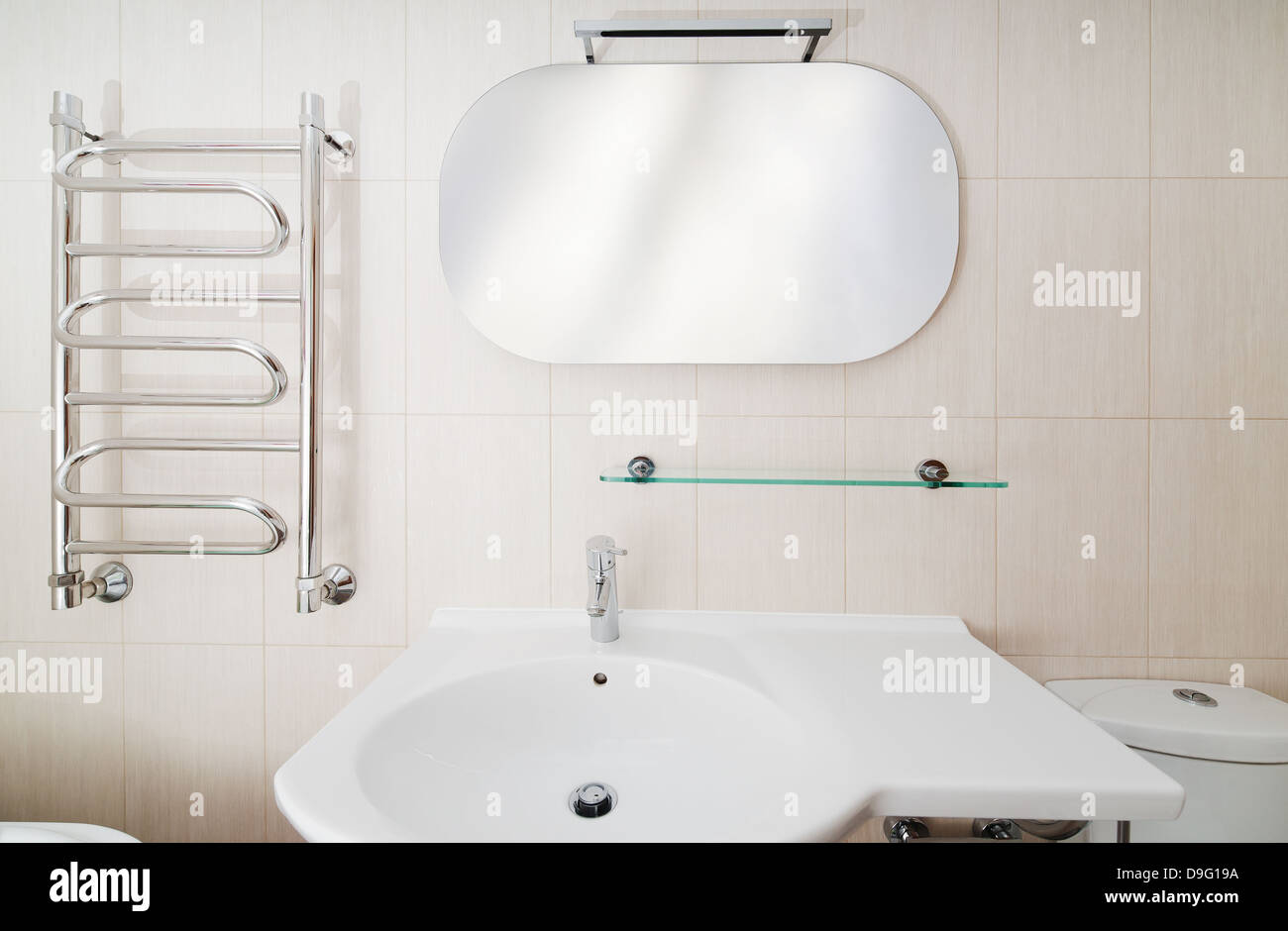 Moderno bagno interno con lavandini e wc, vista frontale Foto Stock