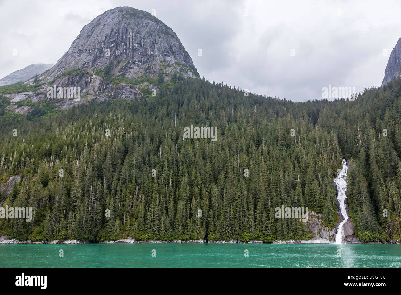 Snow-melt cascata in Tracy Arm-Ford terrore della wilderness area, a sud-est di Alaska, STATI UNITI D'AMERICA Foto Stock