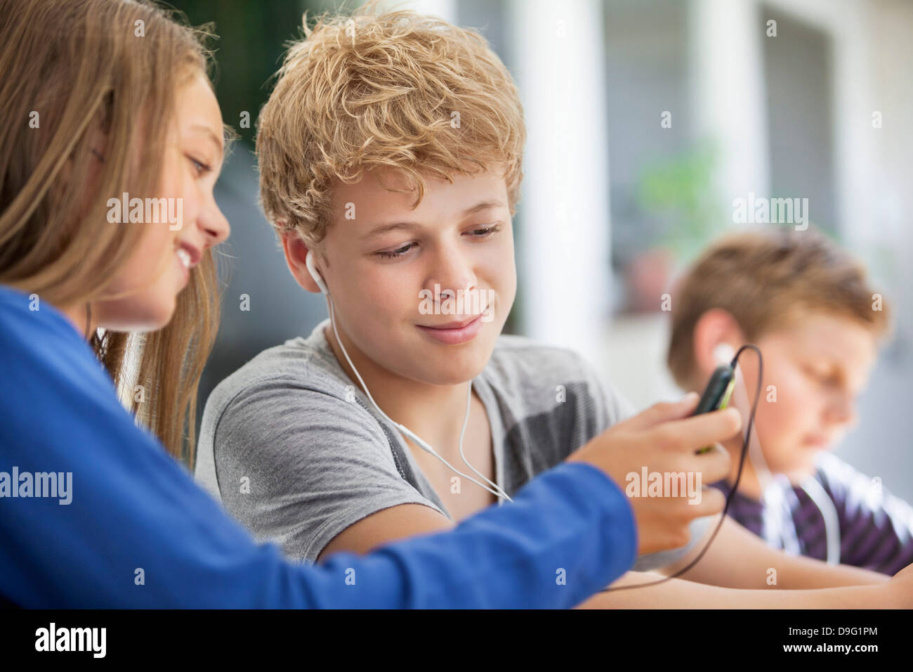 Gli studenti utilizzando il gadget elettronici in una classe Foto Stock
