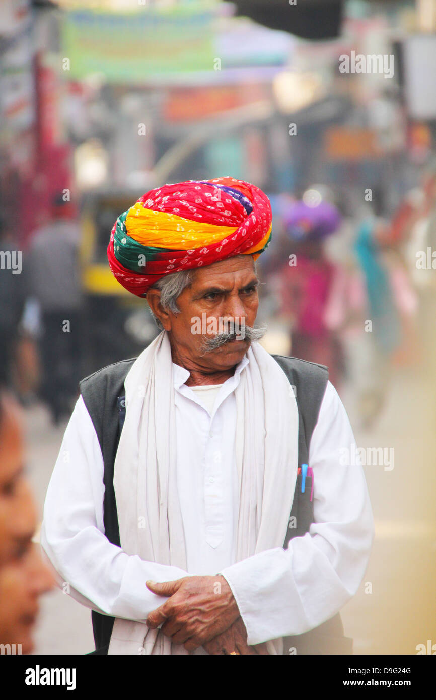 Japiur, Indiani circa nel dicembre 2010 un uomo non identificato dal guerriero khtariya ordine sociale indossando tipici turbante colorato Foto Stock