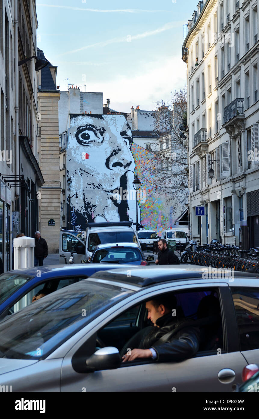 Scena di strada con pittura murale in piazza Stravinsky, Paris, Francia - Jan 2012 Foto Stock
