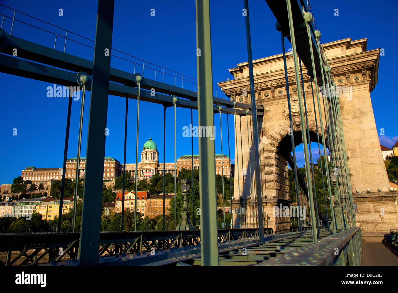 Il ponte della catena e la Galleria Nazionale Ungherese, Budapest, Ungheria Foto Stock