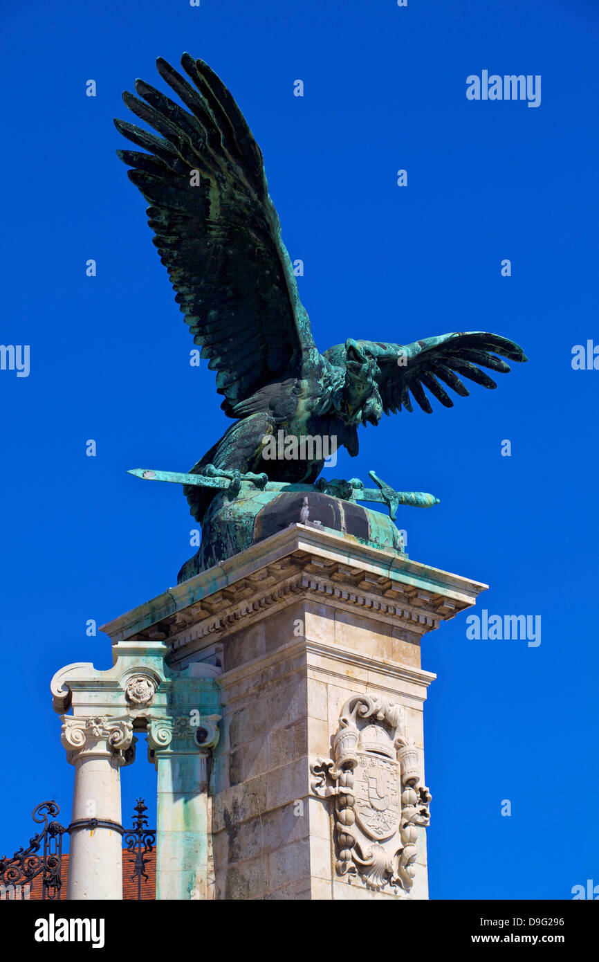 Statua di Turul uccello, il Castello di Buda, patrimonio mondiale dell UNESCO, Budapest, Ungheria Foto Stock