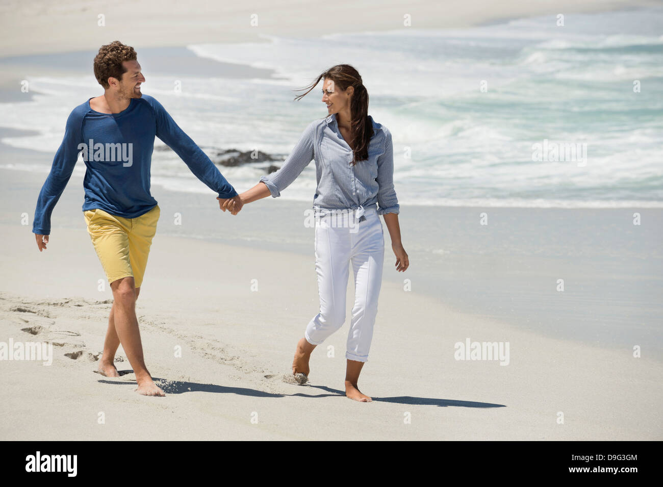 Giovane godendo sulla spiaggia Foto Stock