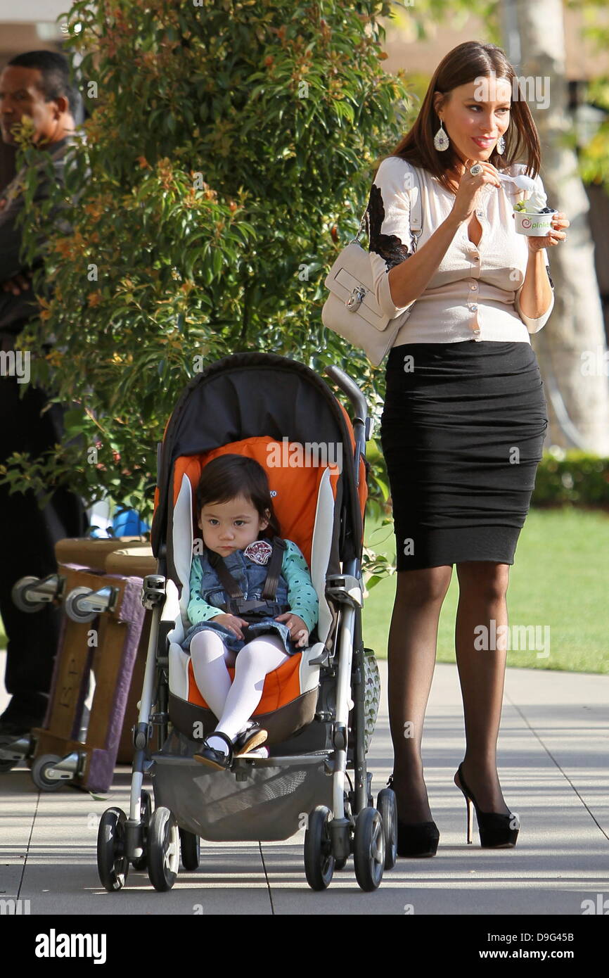 Sofia Vergara e Ella Hiller sul set di 'Moderne famiglia". In tra prende Sofia gode di una Pinkberry gelato. Glendale, California - 08.03.11 Foto Stock