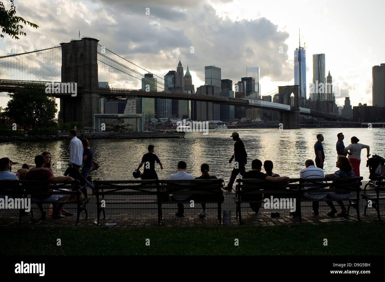 Empire State Fulton Park e Ponte di Brooklyn. New York Foto Stock