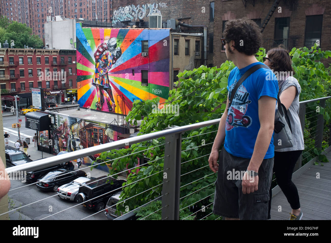 Alfred Eisenstaedt iconico VJ giorno in Times Square kiss graffiti artista Eduardo Kobra, Chelsea vicino alla linea alta, New York Foto Stock