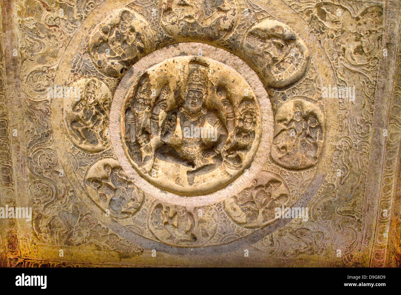 La scultura sul tetto del rock cut tempio nella grotta a Badami, Karnataka, India, Asia Foto Stock