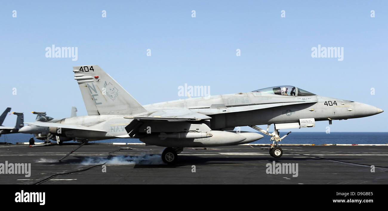 Un F/A-18C Hornet fa un arrestato sbarco sulla USS Abraham Lincoln. Foto Stock