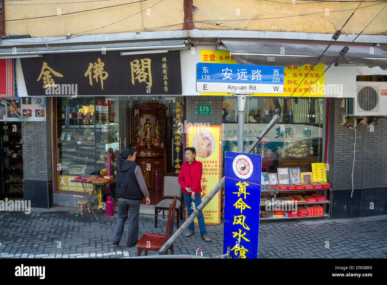 Corner store a Shanghai la vendita di artefatti buddista Foto Stock