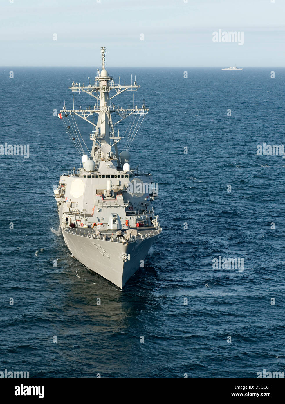 Oceano atlantico, 12 marzo 2012 - La visita-missile destroyer USS Laboon (DDG 58) è attualmente in corso nell'Oceano Atlantico. Foto Stock