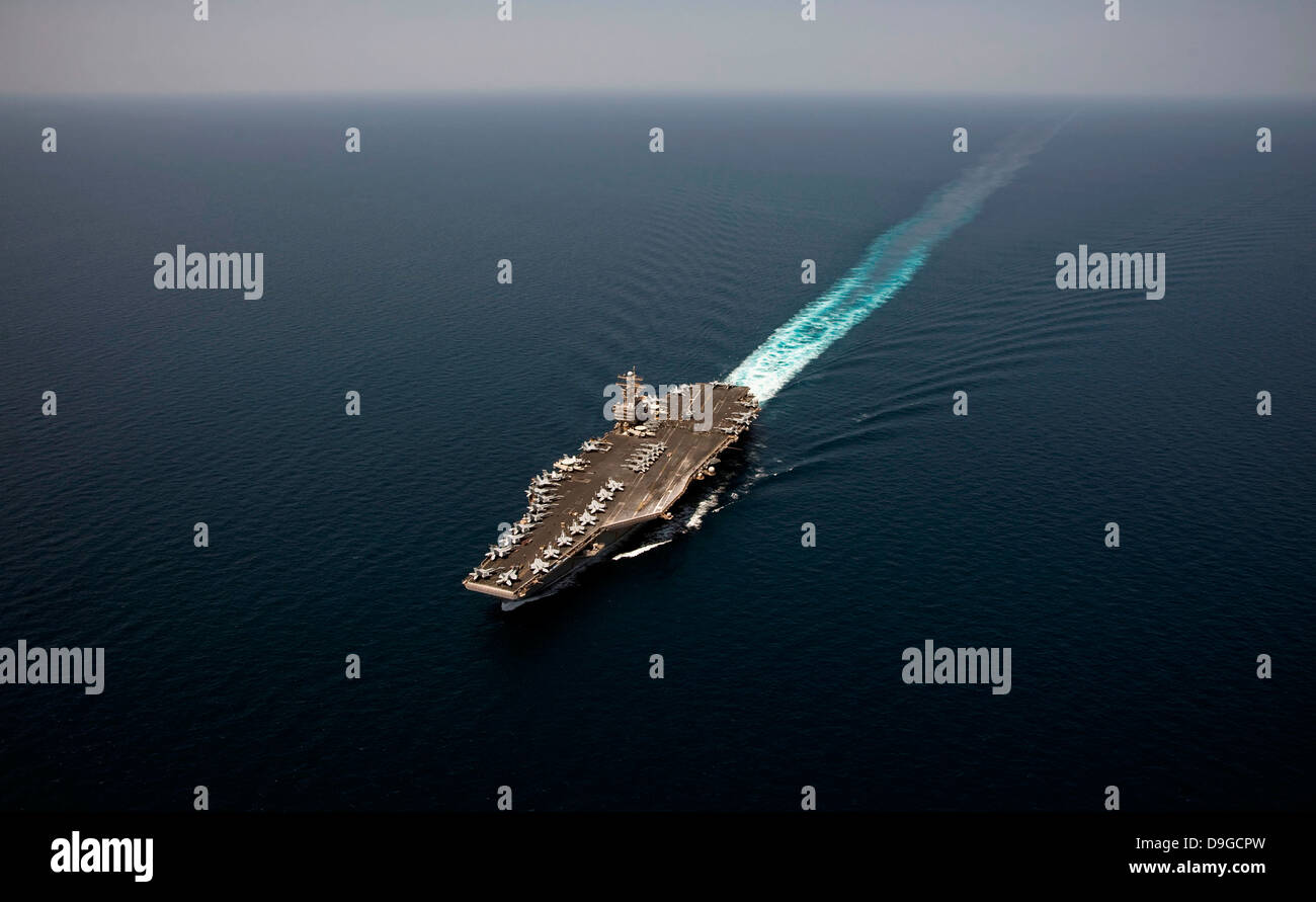 5 aprile 2012 - La Nimitz-class portaerei USS Abraham Lincoln (CVN 72) transita il Mare Arabico. Foto Stock