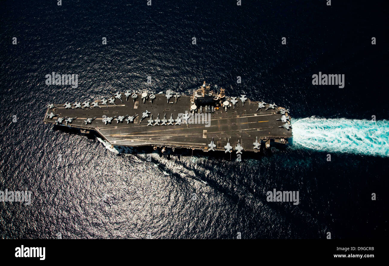 5 aprile 2012 - La Nimitz-class portaerei USS Abraham Lincoln (CVN 72) transita il Mare Arabico. Foto Stock