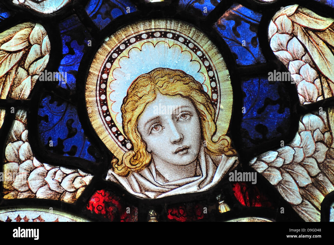 Segale, East Sussex, Inghilterra, Regno Unito. Chiesa Parrocchiale di Santa Maria Vergine (12thC) delle vetrate colorate. Angelo Foto Stock