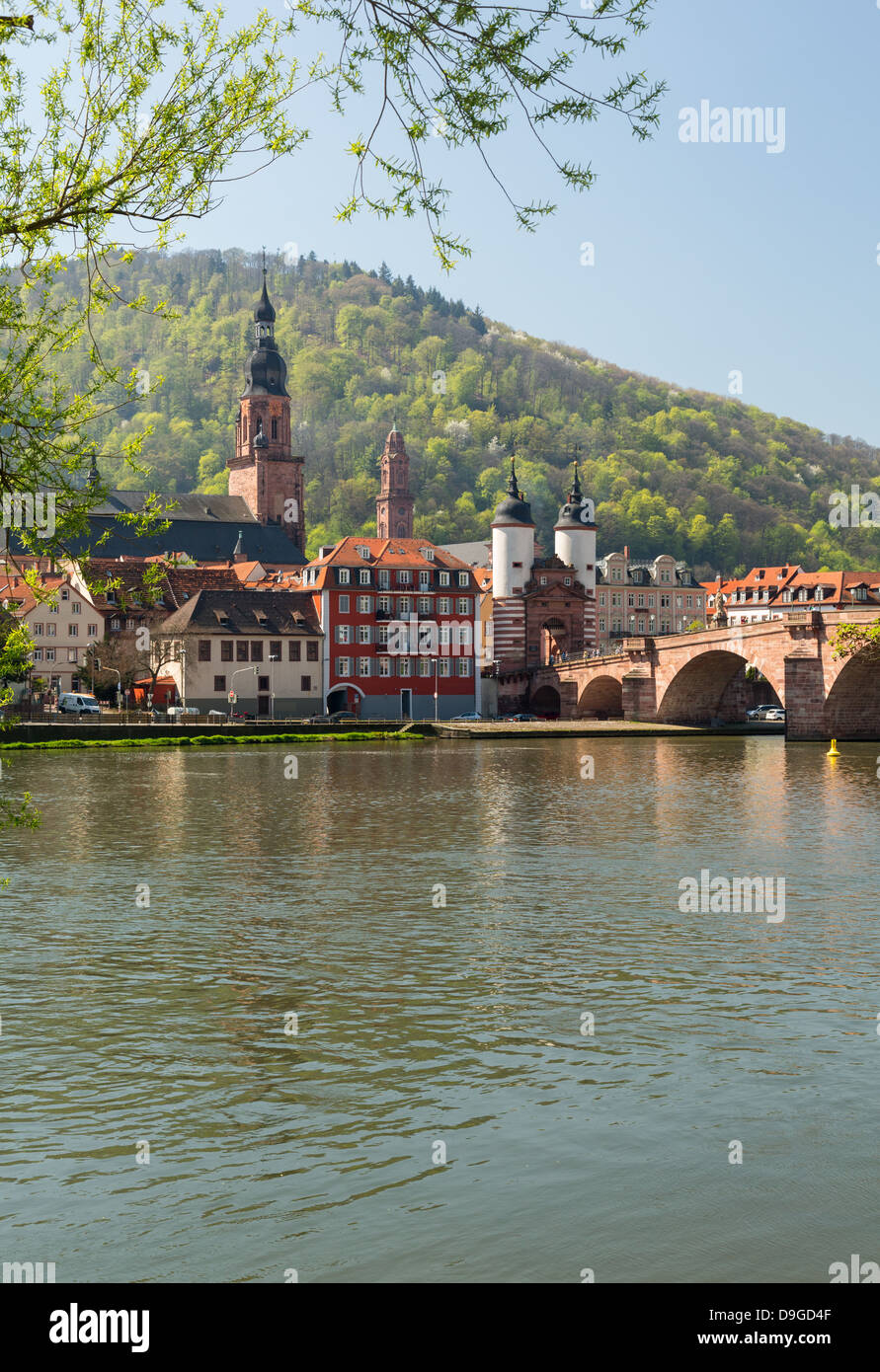 Vista sul fiume Neckar verso la porta della città di Heidelberg in Germania meridionale Foto Stock